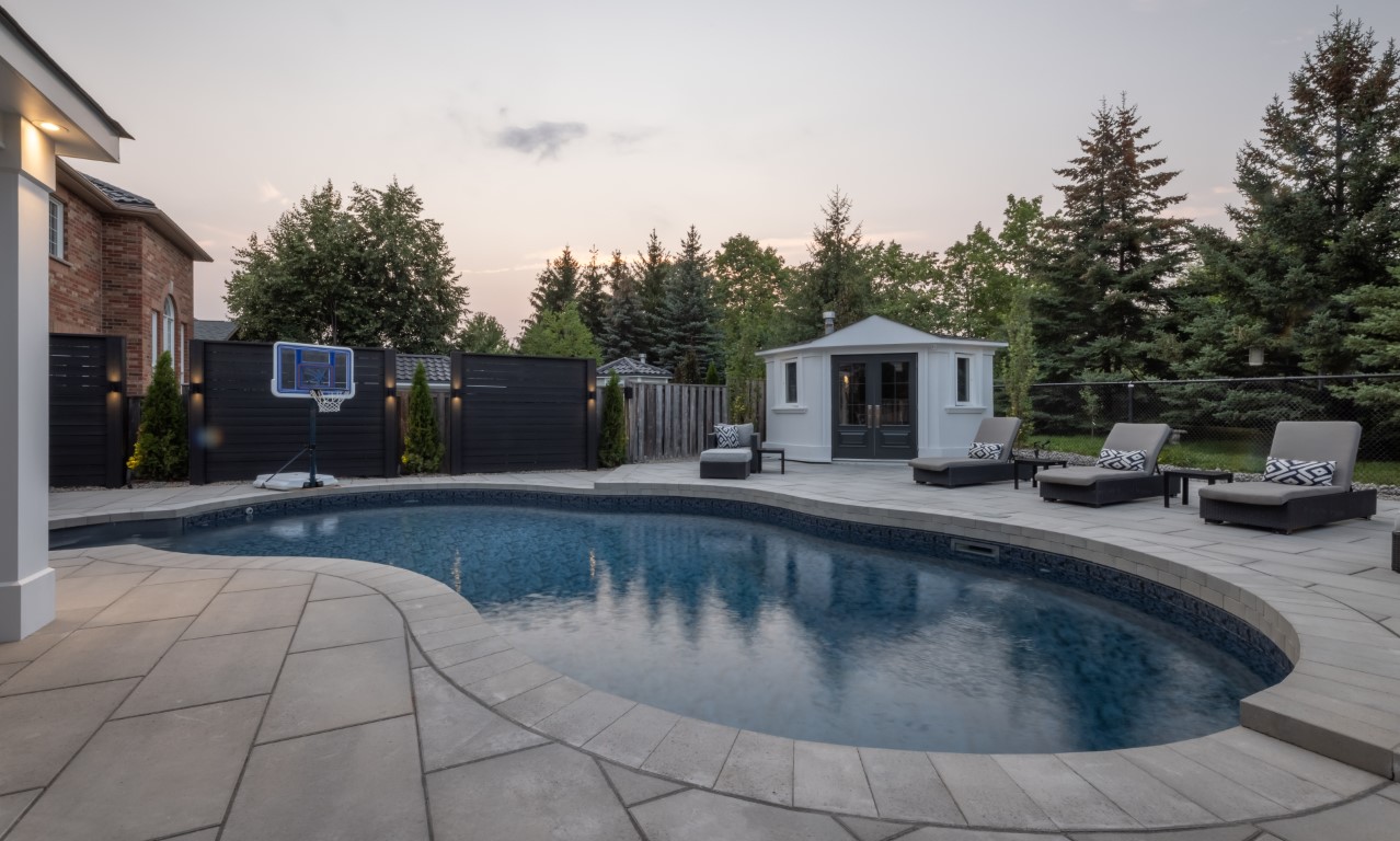 outdoor lounge pool